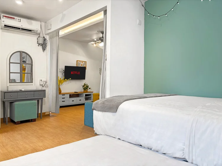 St. Tropez: Muat 5, maks. 6 dengan extra bed; area tidur ber-AC, ruang tamu di baliknya.