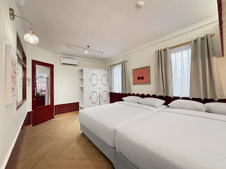 Chamonix: Kamar utama: dua small double bed yang digabung, muat 4 orang.