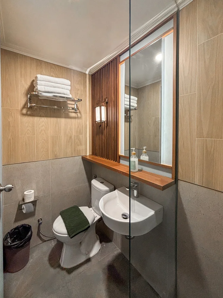 Shinjuku: Kamar mandi modern dengan toilet dan wastafel; sabun dan sampo sama di semua unit.