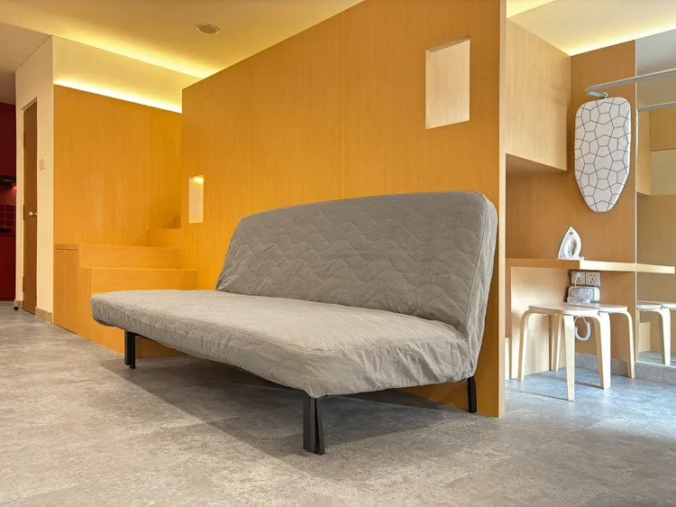 Helsinki: Struktur kayu loft bed dengan sofa di bawahnya, desain hemat tempat khas Nordic.
