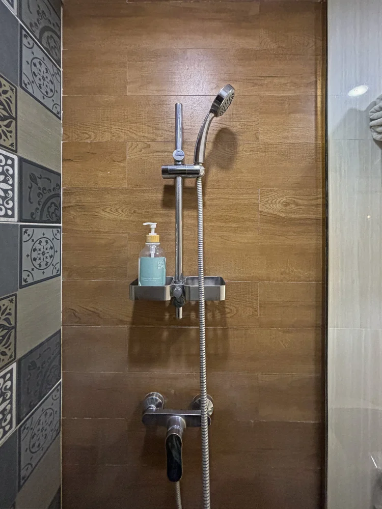 Florence: Shower dengan air hangat, buat mandi setelah seharian jalan.