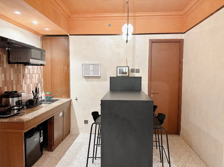 Melbourne: Meja makan tinggi dengan kursi bar, tepat di depan dapur terbuka.