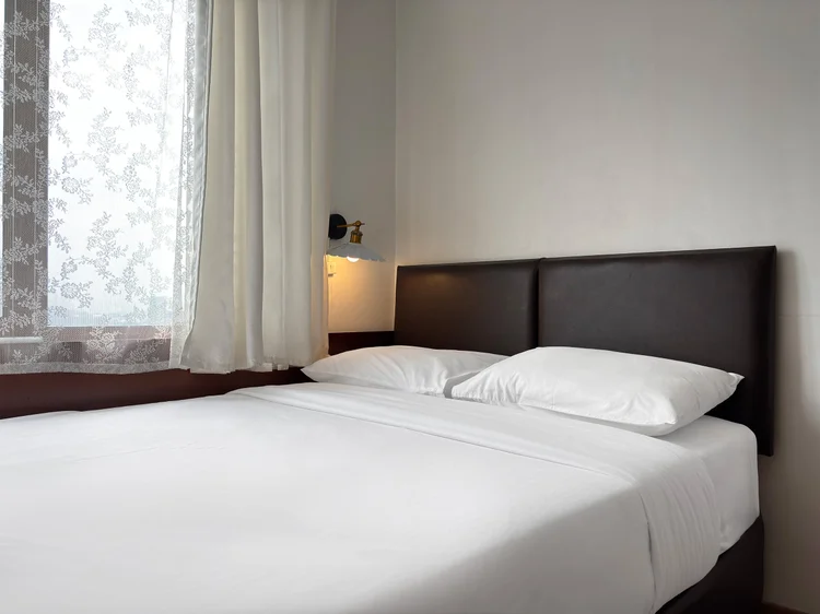 Busan: Sprei putih di setiap kasur, standar yang sama di semua unit kami.