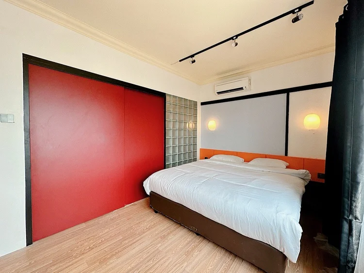 Berlin: Kamar tidur dengan AC sendiri, dinding merah khas Bauhaus.