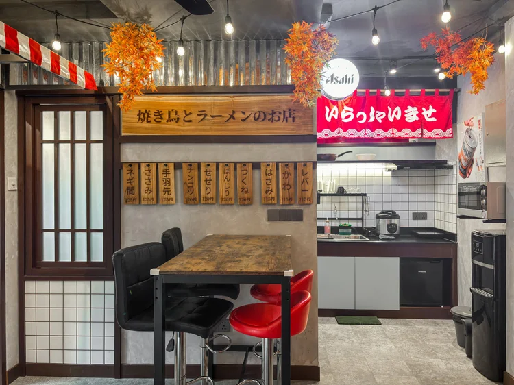 Shinjuku: Muat 5, maks. 6 dengan extra bed; dapur terbuka modern di balik meja bar.