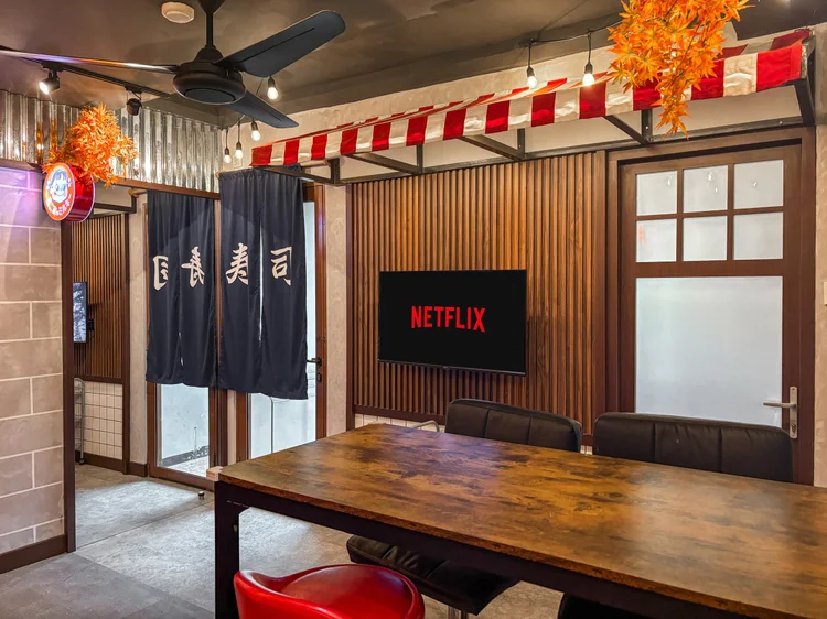 Shinjuku: Meja bar untuk berempat, seperti kedai kecil di gang Shinjuku.