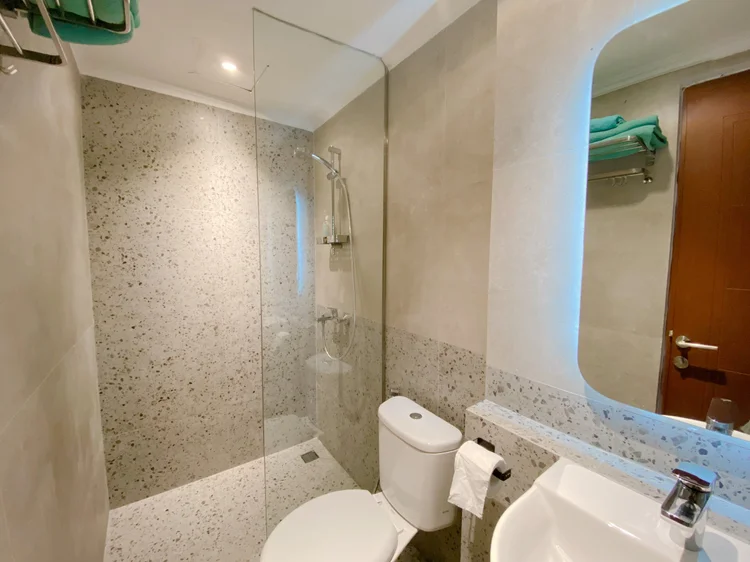 Budapest: Wastafel, cermin, dan shower berpintu kaca; sabun serta sampo sama di semua unit.