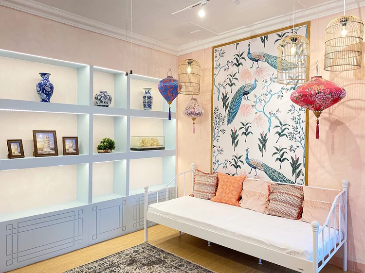 Malacca: Ruang keluarga bergaya Peranakan: day bed untuk santai dan rak pajangan keramik.