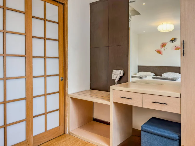 Yokohama: Pintu geser shoji menuju meja rias dengan cermin dan telepon kamar.