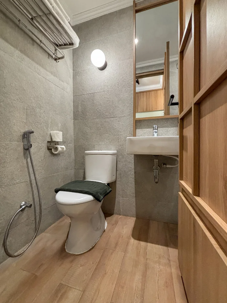 Sapporo: Toilet dan wastafel; sabun, sampo, dan tisu sama di semua unit.