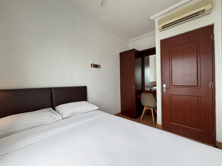 Busan: Kamar tidur dengan AC sendiri, kepala ranjang kayu gelap.