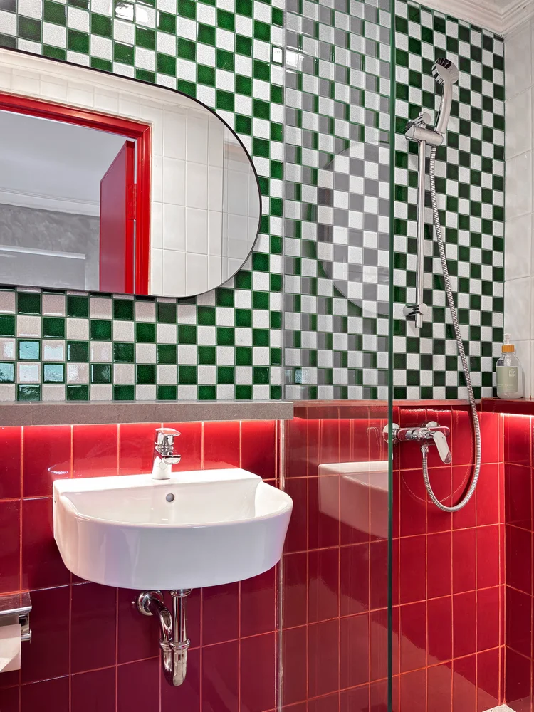 Miami: Shower air panas dengan keramik kotak-kotak hijau dan merah.