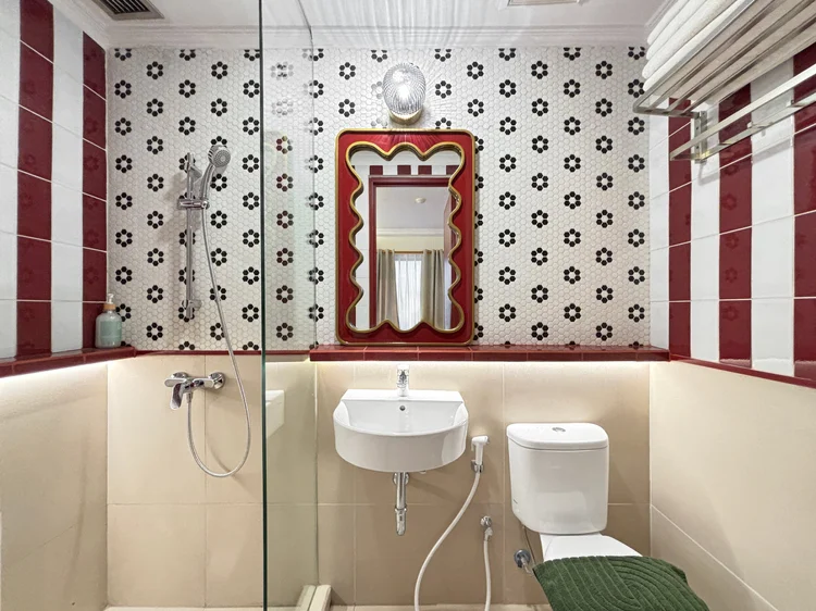 Chamonix: Shower dengan air hangat, buat mandi setelah seharian jalan.