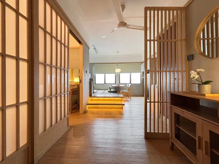 Fukuoka: Sekat kayu berkisi dan pintu shoji memisahkan pintu masuk dari ruang keluarga.