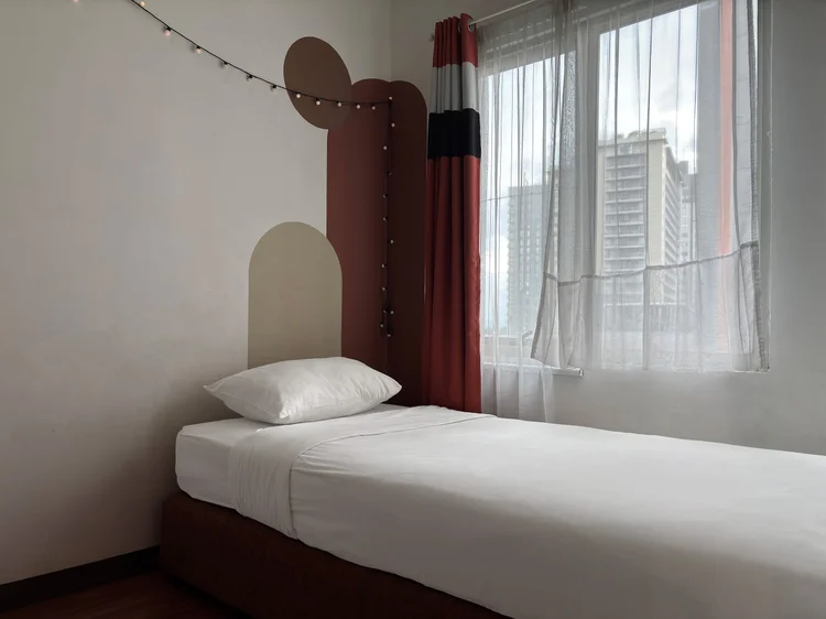 Namibia: Kamar dengan single bed 100 cm di dekat jendela.