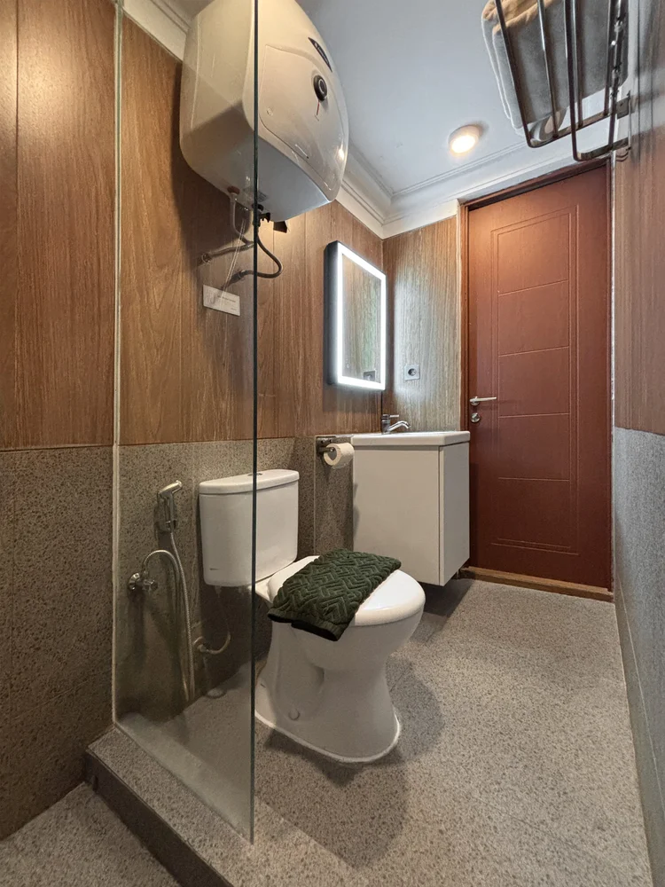 Kyoto: Kamar mandi dengan shower terpisah dan air panas siap pakai.