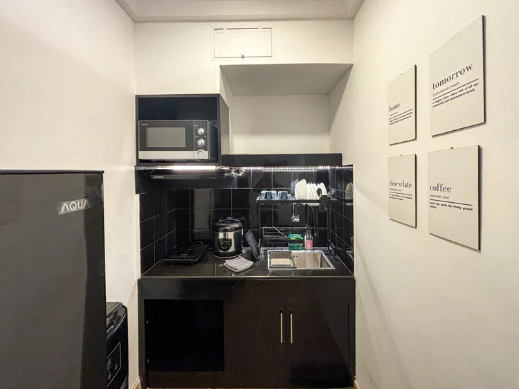 Nairobi: Dapur terbuka dengan microwave, rice cooker, dan kulkas.