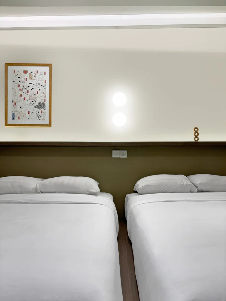 Aoyama: Dua kasur dirapatkan di area tidur; muat 5, maks. 6 dengan extra bed.