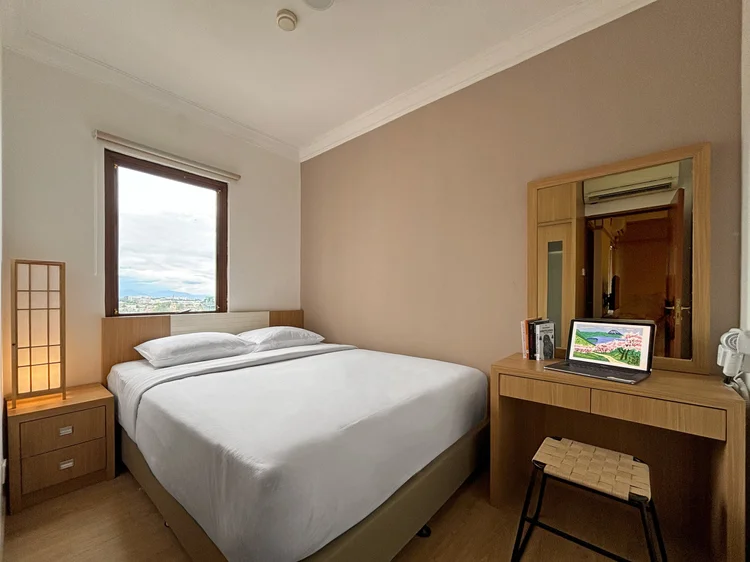 Hokkaido: Kamar utama: queen bed 160 cm, meja rias, dan AC sendiri.