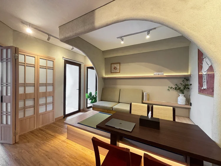 Nakameguro: Pintu shoji ke kamar tidur, meja makan, dan pintu ke balkon kecil.