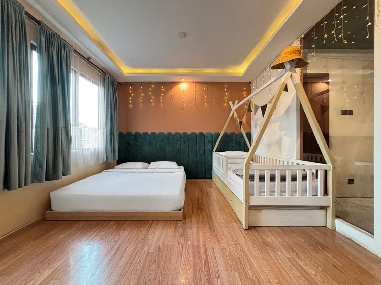 Madagascar: Queen bed 160 cm dengan AC, jendela di sisi kasur.