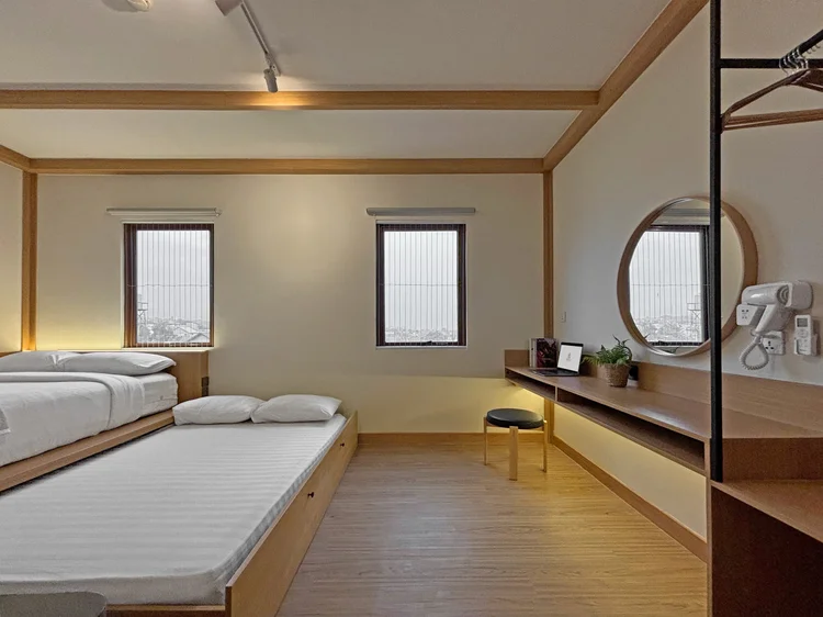 Nara: Kamar utama: kasur sliding ditarik jadi dua kasur berdampingan, dengan kamar mandi dalam.