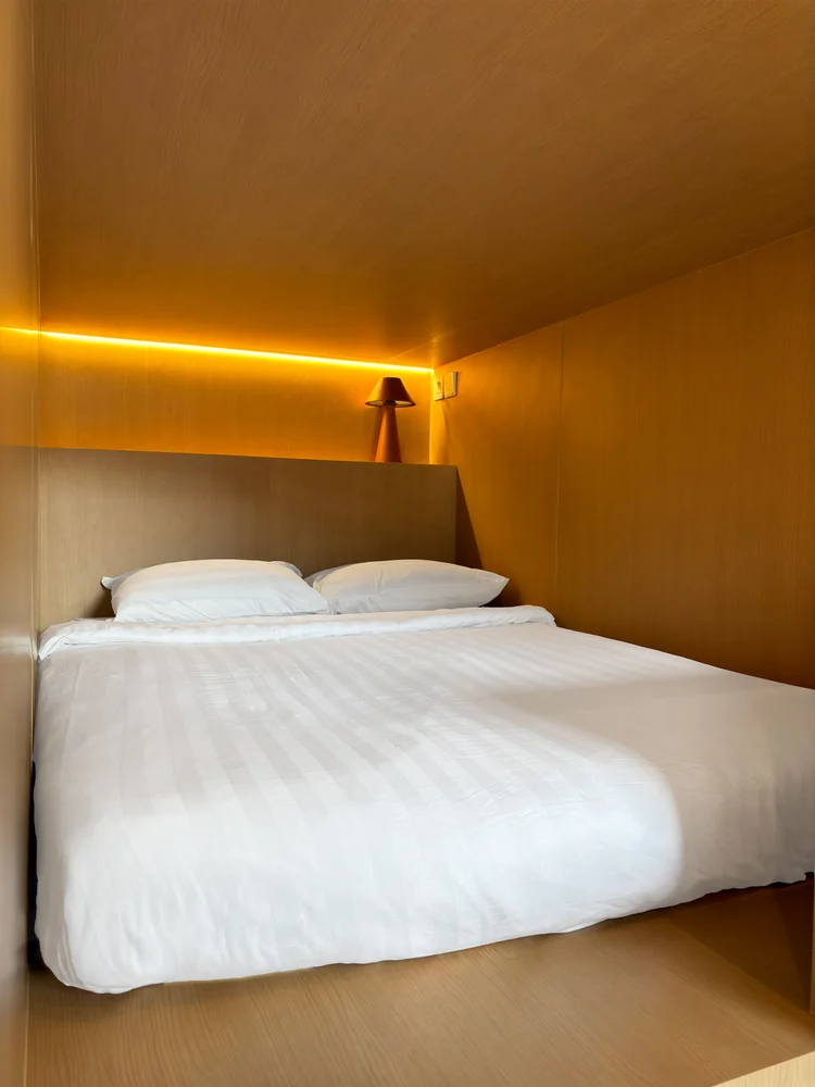 Helsinki: Sprei putih di loft bed, standar yang sama di semua unit kami.