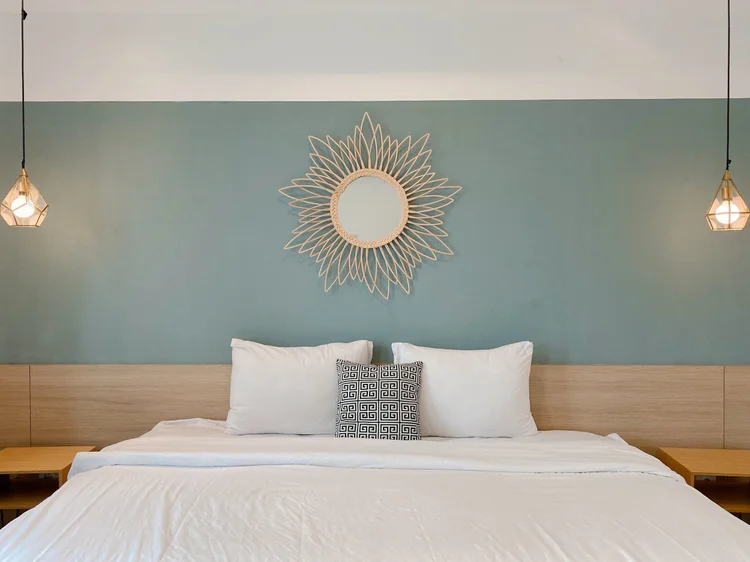 Oslo: Kamar dengan king bed 200 cm, cermin matahari di dinding hijau.