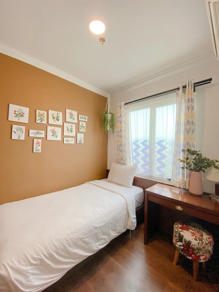 Palermo: Kamar dengan single bed dan meja di dekat jendela, dinding kuning mustard.
