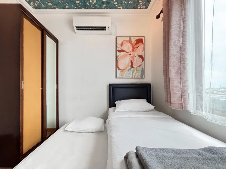 Beverly: Kamar yang sama, dengan AC sendiri dan lemari.