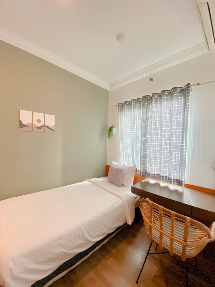 Oslo: Single bed di dekat jendela dengan meja dan kursi rotan.