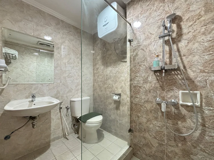 Bern: Shower dengan air panas. Ada kendala? WhatsApp +62 817-0219-995, dijawab 24 jam.