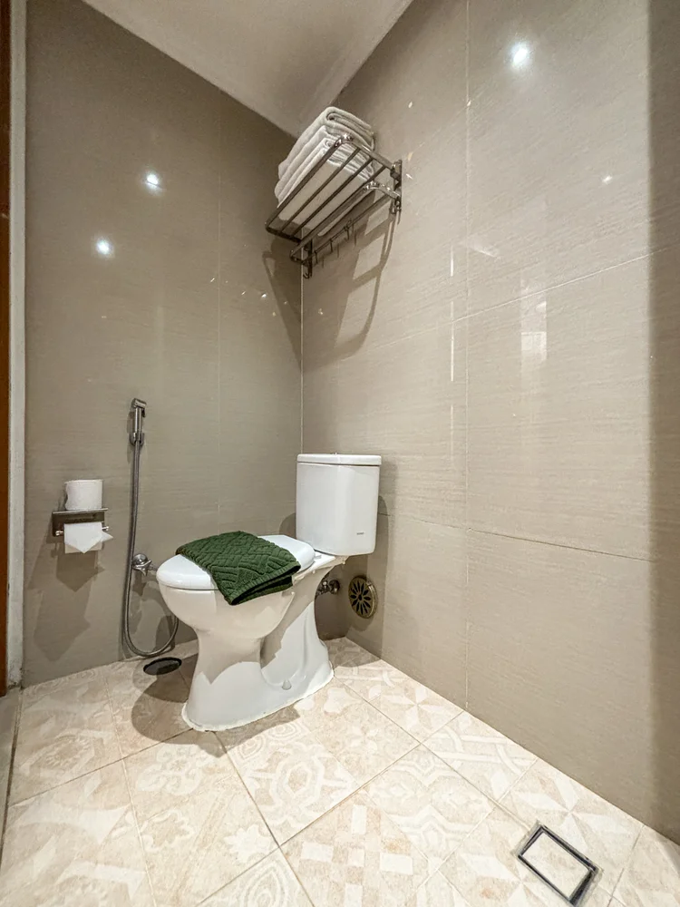 Vienna: Toilet dengan lantai ubin bermotif, dibersihkan tim terlatih kami dengan standar CHSE sebelum tiap check-in.