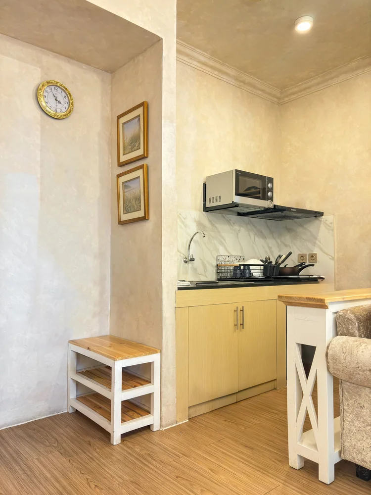 Bordeaux: Dispenser air minum dan rice cooker, plus satu galon cadangan di setiap unit.