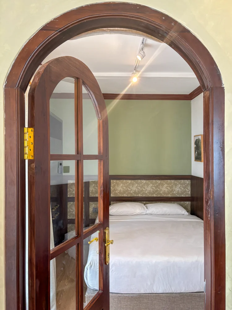 Kensington: Pintu lengkung kayu jadi ciri khas Kensington, mengantar ke tiap kamar tidur.