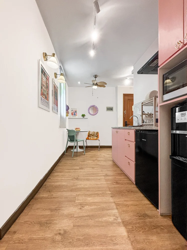 Milan: Lorong menuju area makan, dapur terbuka di sisi kanan.