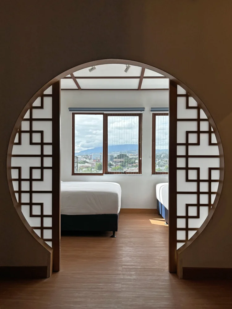 Incheon: Kamar utama: dua queen bed, empat orang tidur di satu kamar.