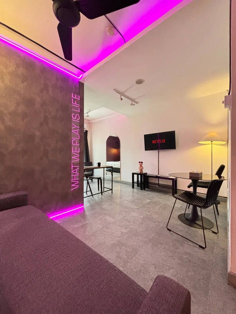 Copenhagen: Smart TV dan meja kerja di bawah lampu neon, satu ruang dengan sofa.