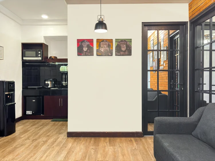 Brooklyn: Kulkas dan microwave di dapur; minimarket di lobi jual bahan dasar buat masak.