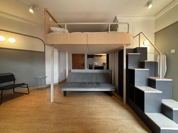 Den Haag: Tangga naik ke loft bed, dengan jendela di sampingnya. Booking langsung di sini biasanya harga termurah untuk unit yang sama.