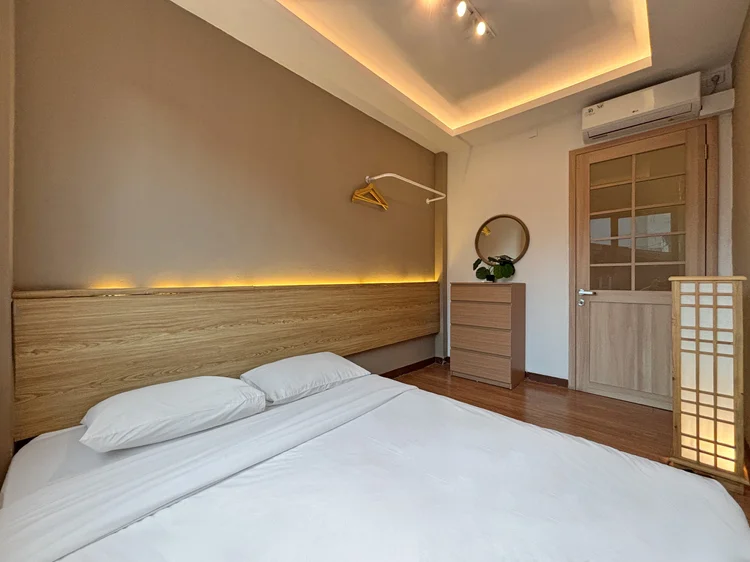 Nagoya: Queen bed untuk berdua dengan AC, lemari, dan pintu geser shoji.