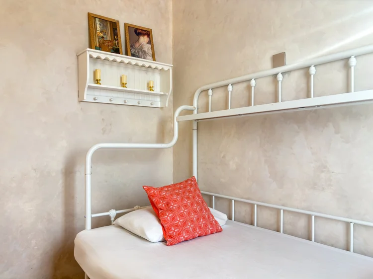 Bordeaux: Day bed besi putih, sudah terpasang rapi sebelum kamu datang.