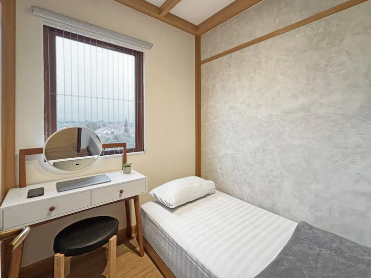 Nara: Kamar dengan single bed 100 cm, meja rias, dan AC sendiri.