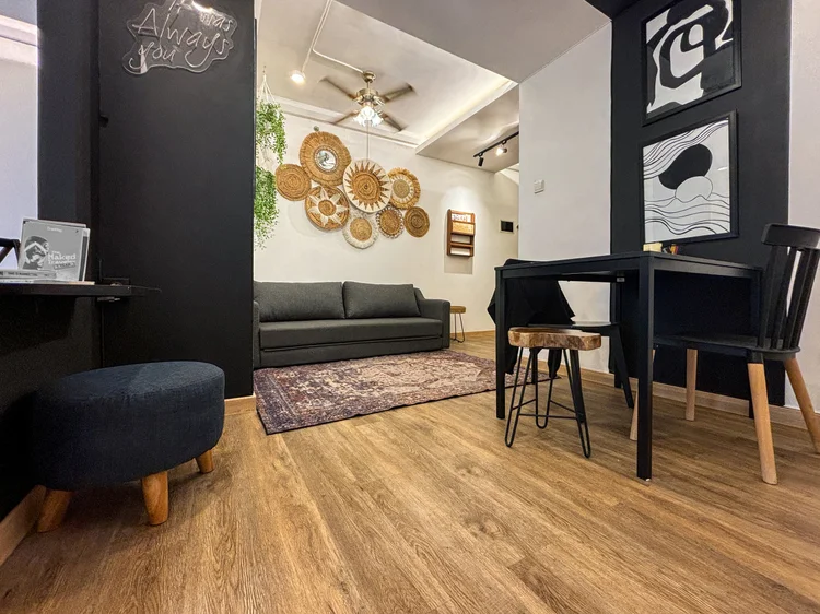 Nairobi: Studio 50 m² dengan kipas langit-langit: sofa, meja makan, dan bangku bundar.