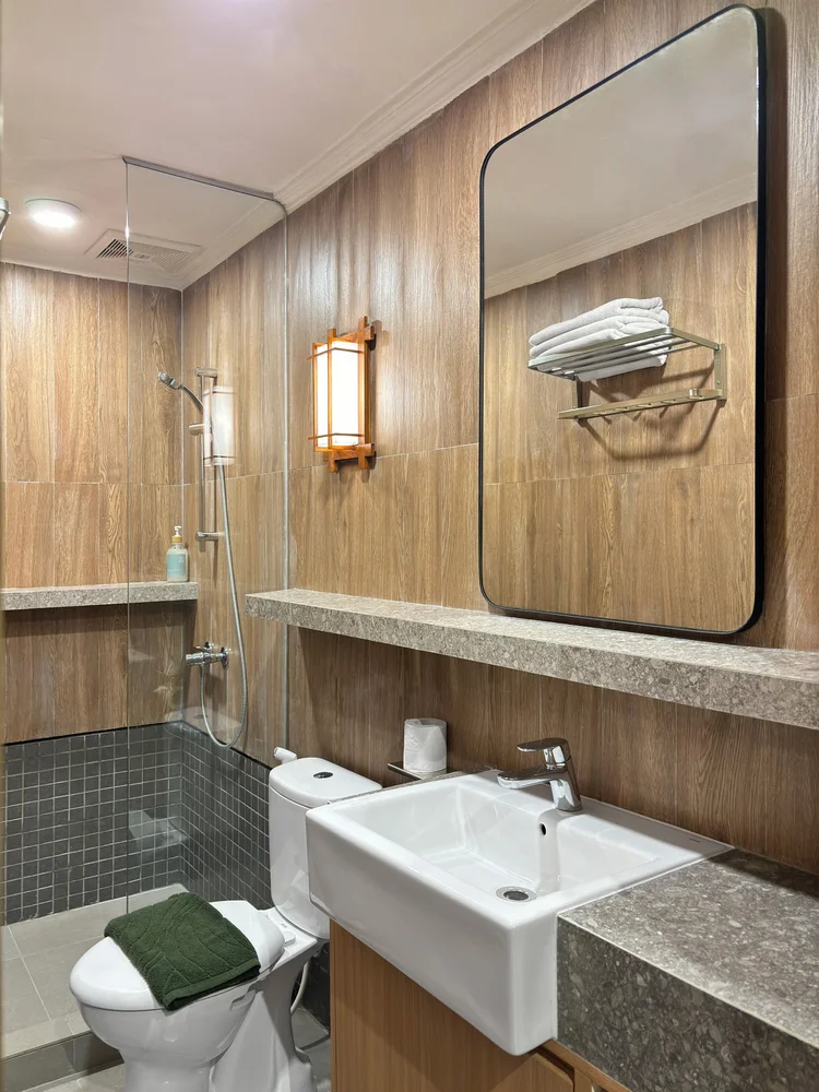 Kawaguchi: Shower air panas di balik kaca, handuk bersih untuk tiap tamu.