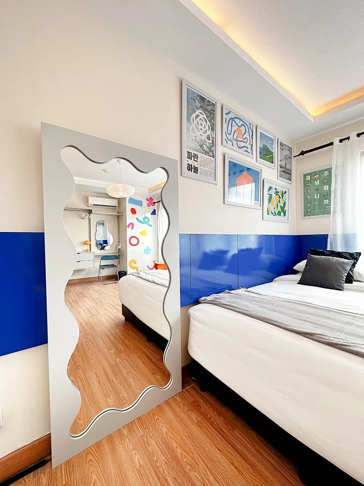 Jeju: Ada cermin badan penuh di kamar, praktis buat cek penampilan sebelum keluar.