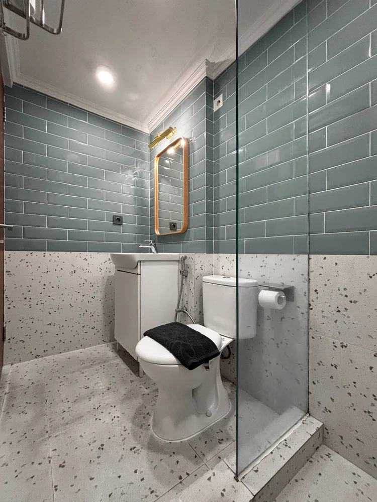Madagascar: Kamar mandi modern dengan shower air panas; sabun dan sampo sudah disiapkan.