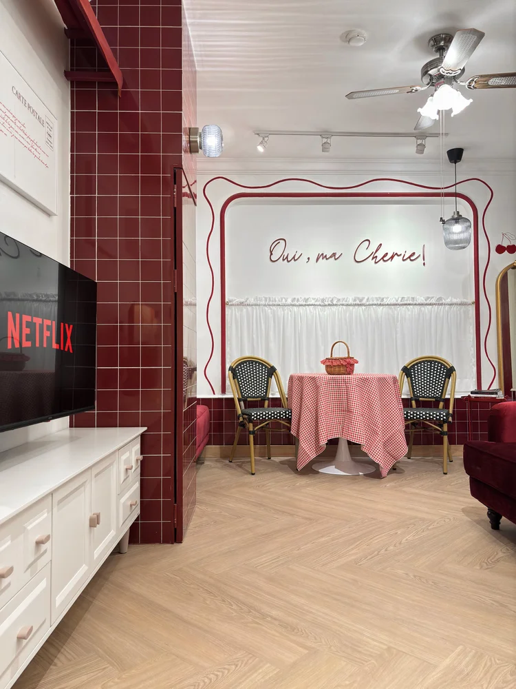 Chamonix: Smart TV dengan Netflix di ruang keluarga, satu ruang dengan meja bistro.