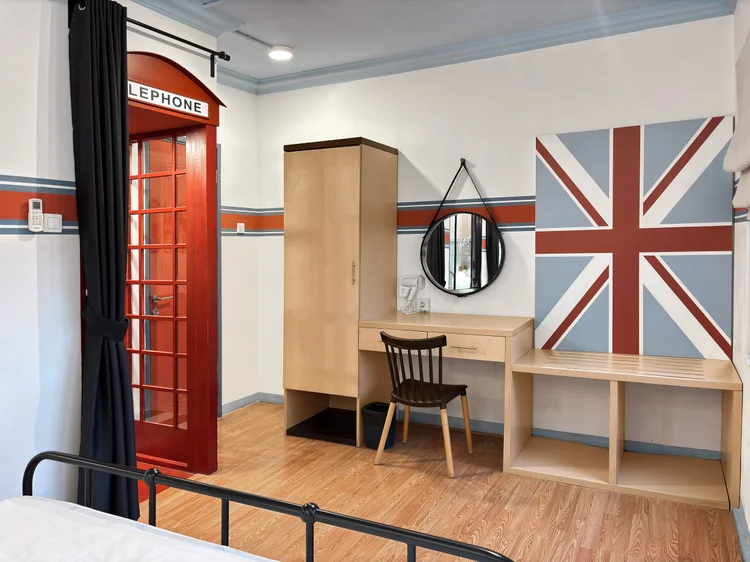 London: Kamar dengan aksen bilik telepon merah dan bendera Inggris di dinding.
