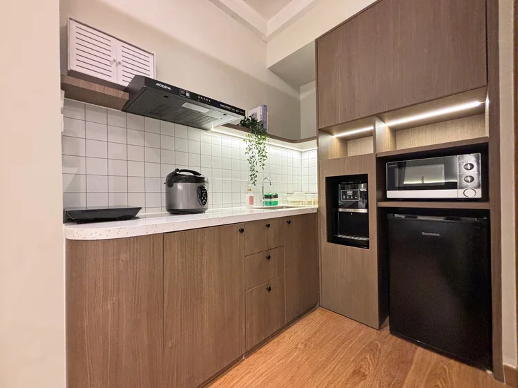 Aoyama: Dapur terbuka modern dengan kulkas, microwave, dan rice cooker.